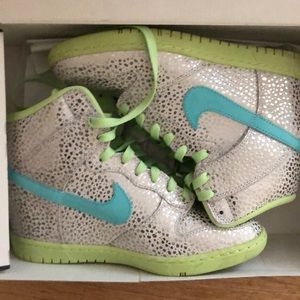 WOMEN'S NIKE DUNK SKY HIGH ESSENTIAL CASUAL SHOES